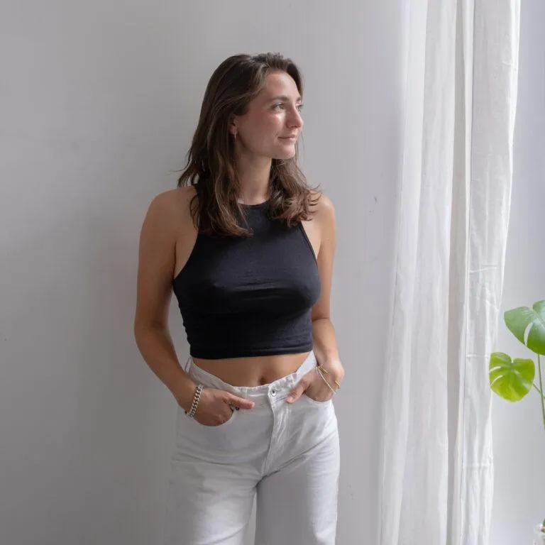 Heilpraktikerin Amber Schimpf blickt entspannt aus dem Fenster ihrer Naturheilpraxis