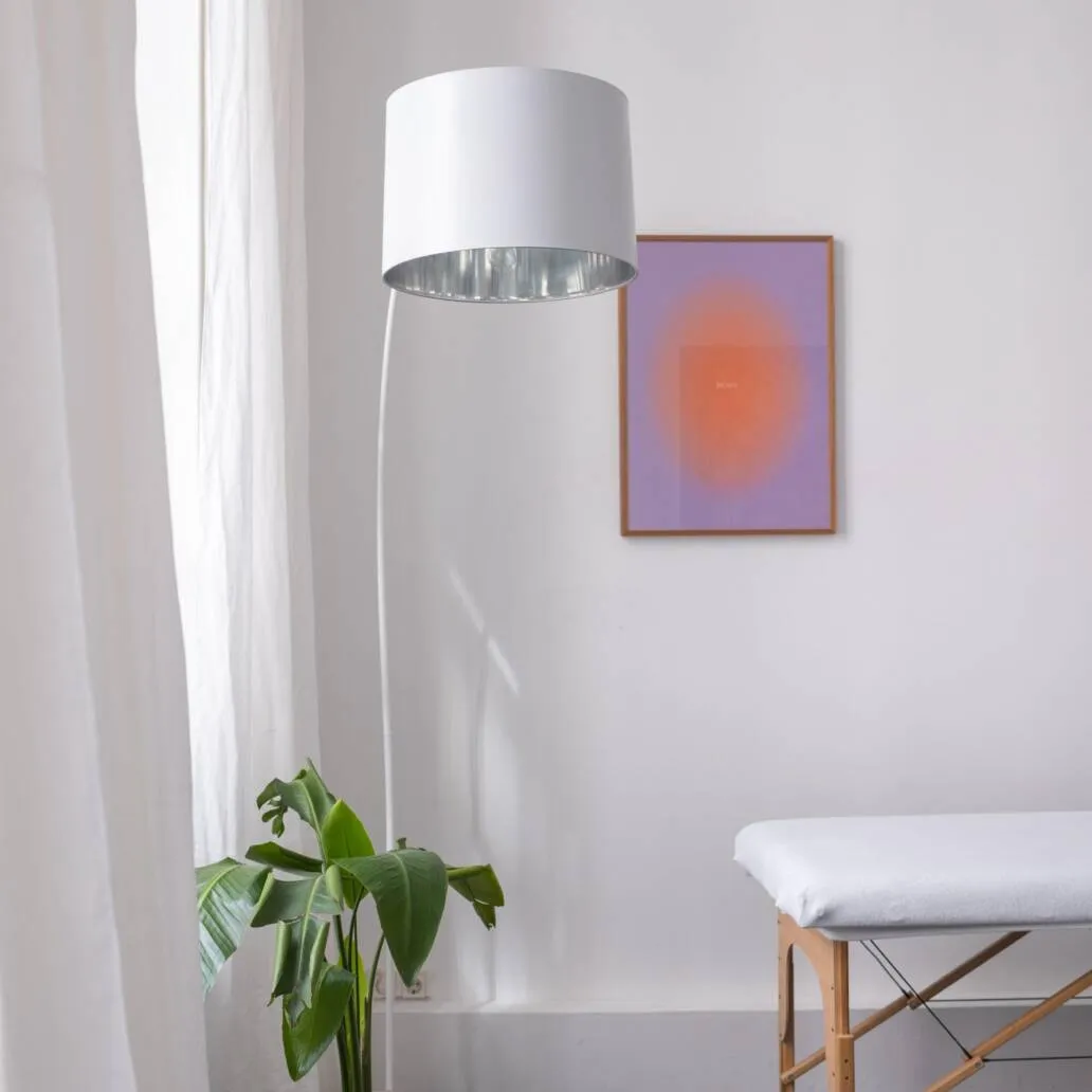 Heller Behandlungsraum mit Liege in der Naturheilpraxis Amber Schimpf Köln