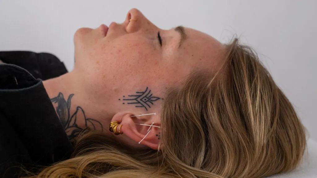 Blick in den Behandlungsraum der Naturheilpraxis Amber Schimpf Köln